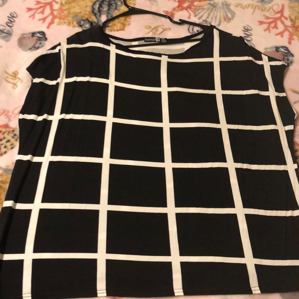 Boohoo black and white top